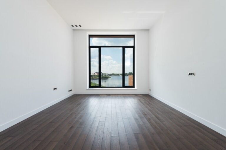 Espacio diáfano y vacío con ventanal, antes de acondicionarlo como vivienda