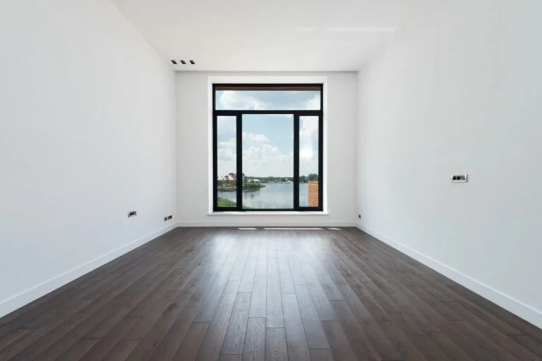 Espacio diáfano y vacío con ventanal, antes de acondicionarlo como vivienda