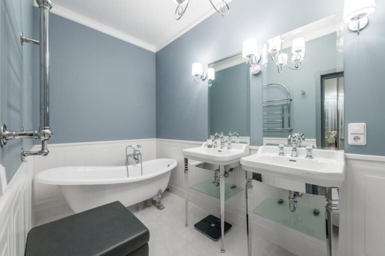 Baño reformado con bañera exenta y doble lavabo