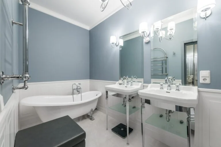 Baño reformado con bañera exenta y doble lavabo