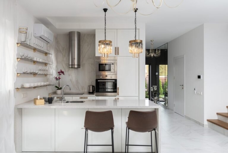 Cocina blanca compacta con península y campana extractora