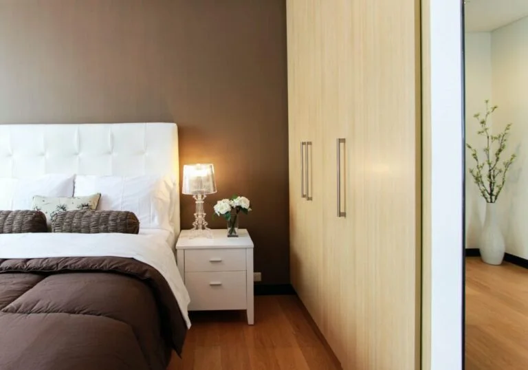 Dormitorio con armario empotrado de puertas correderas hasta el techo