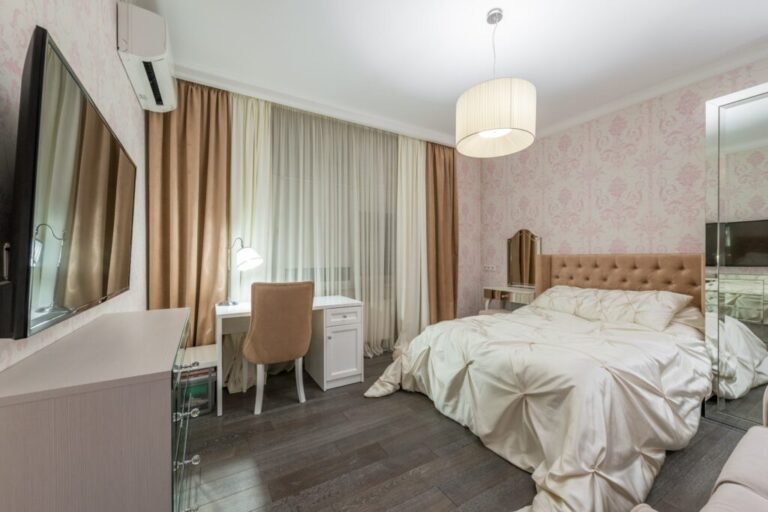 Dormitorio reformado con zona de tocador e iluminación empotrada