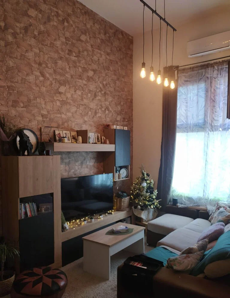 Salón de una vivienda reformada con chimenea y mobiliario oscuro