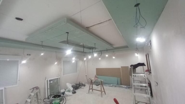 Local en obra con falso techo montado e iluminación provisional