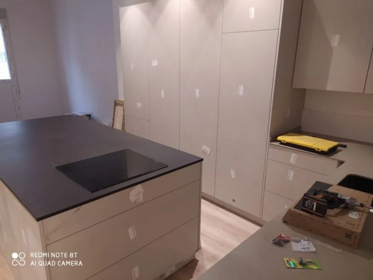 Cocina en obra con encimera colocada y placa de inducción