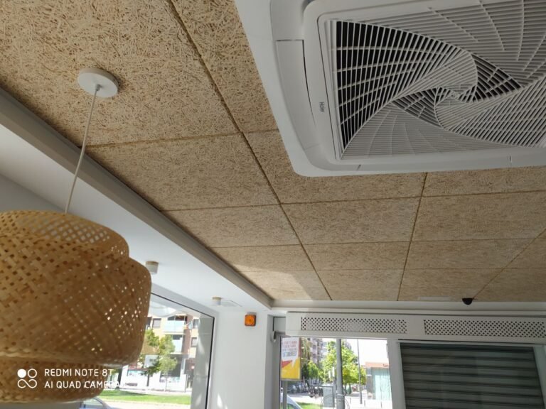 Falso techo de local con máquina de aire acondicionado tipo cassette