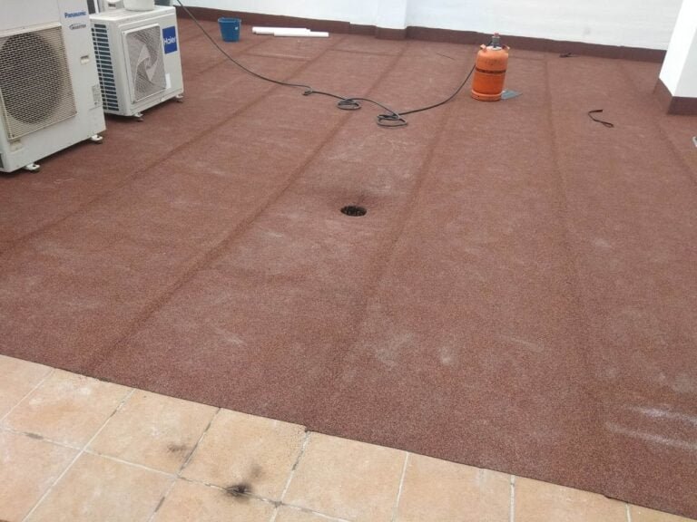 Terraza en obra con pavimento rojo y cableado en el suelo