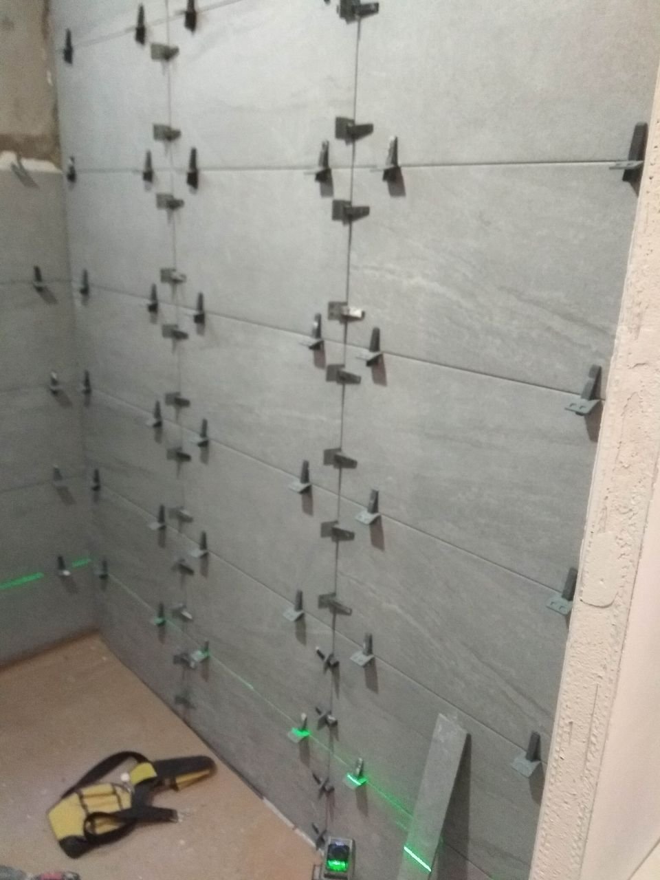Alicatado de pared con crucetas niveladoras en una obra en Valencia