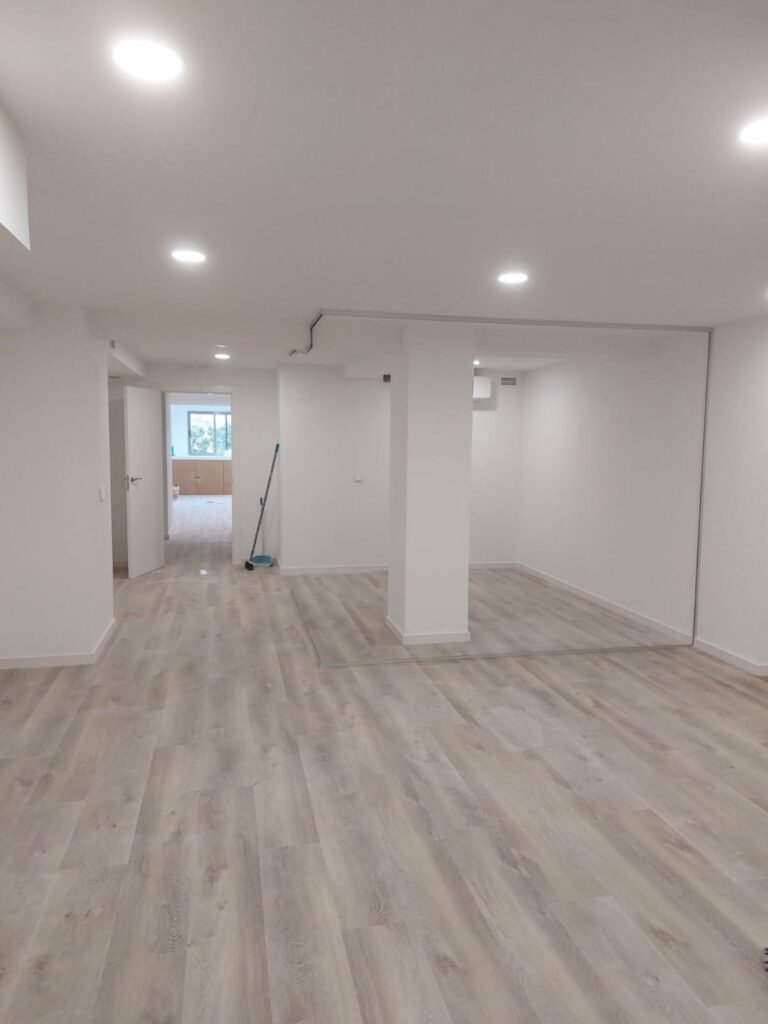 Vivienda diáfana en obra con tarima colocada y tabiquería sin acabar