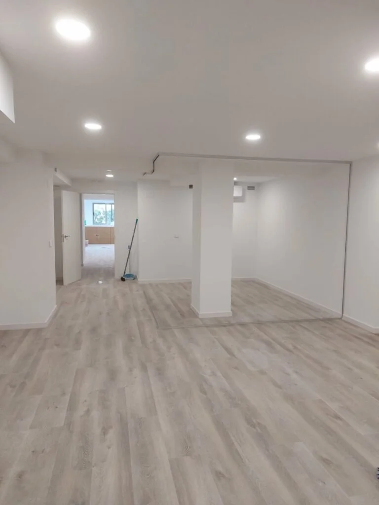 Vivienda diáfana en obra con tarima colocada y tabiquería sin acabar
