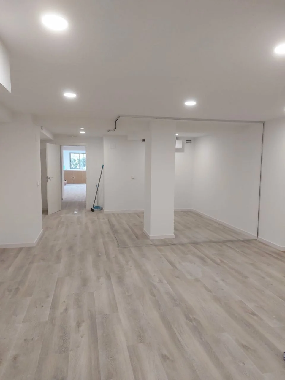 Vivienda diáfana en obra con tarima colocada y tabiquería sin acabar