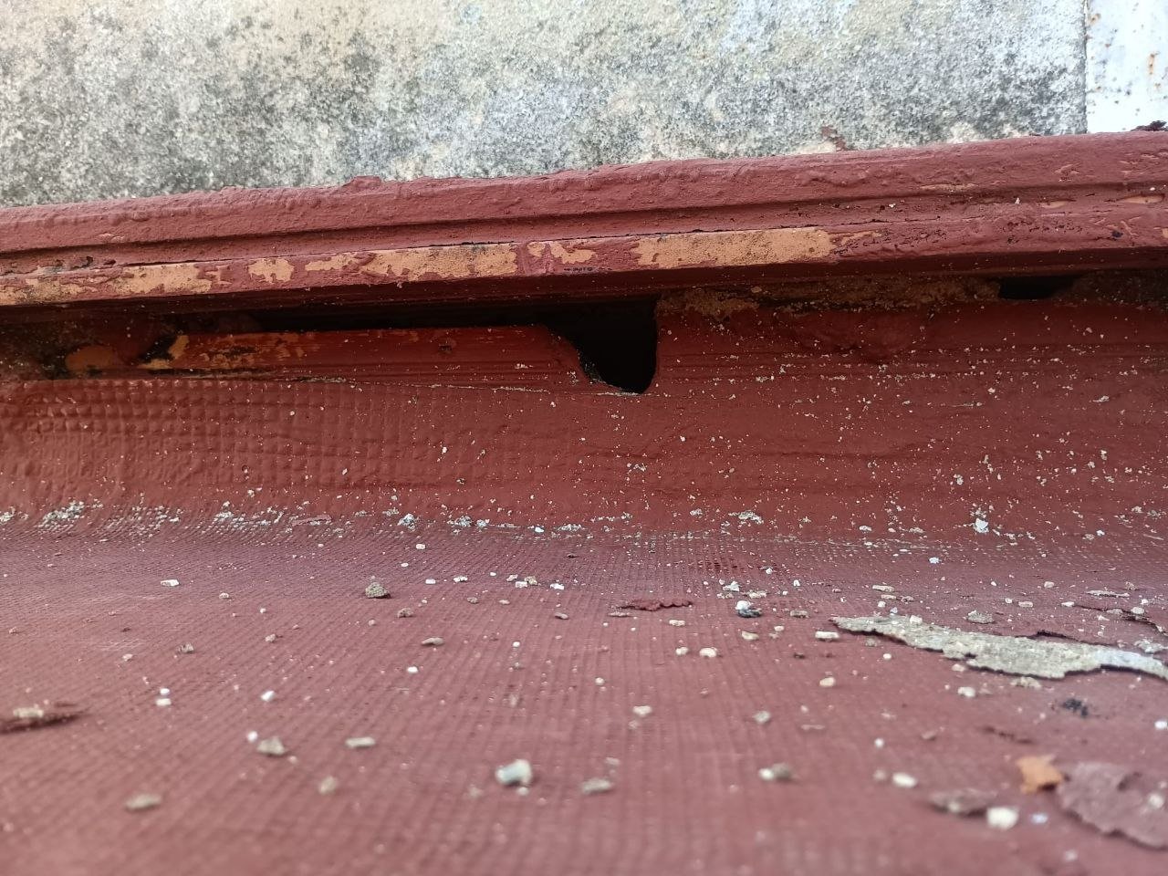 Levantado del pavimento de la terraza para renovar la impermeabilización