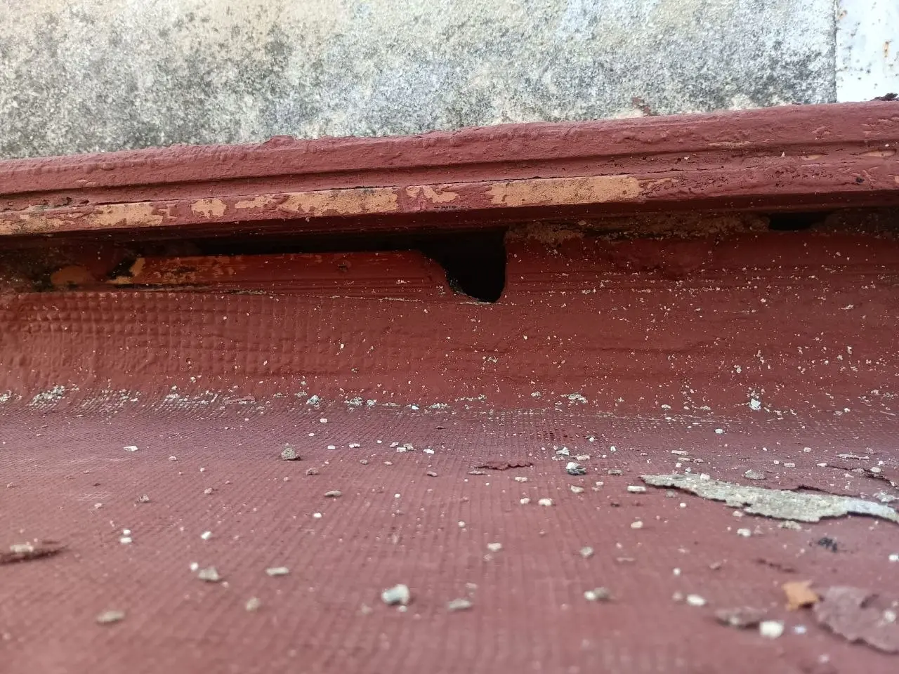 Levantado del pavimento de la terraza para renovar la impermeabilización