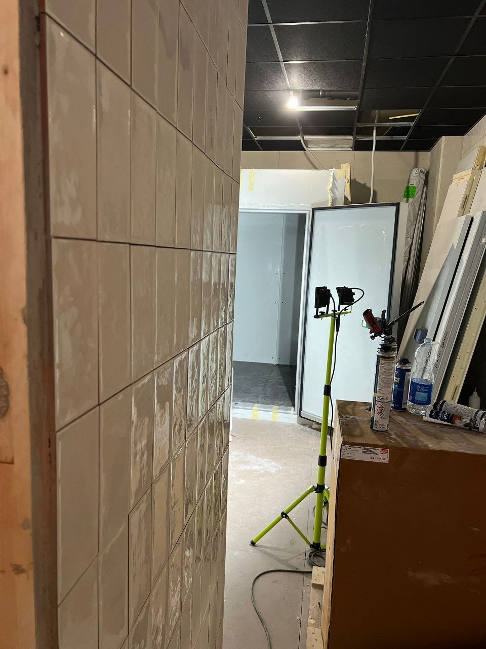 Local en obra con alicatado nuevo, techo técnico y material de reforma acopiado