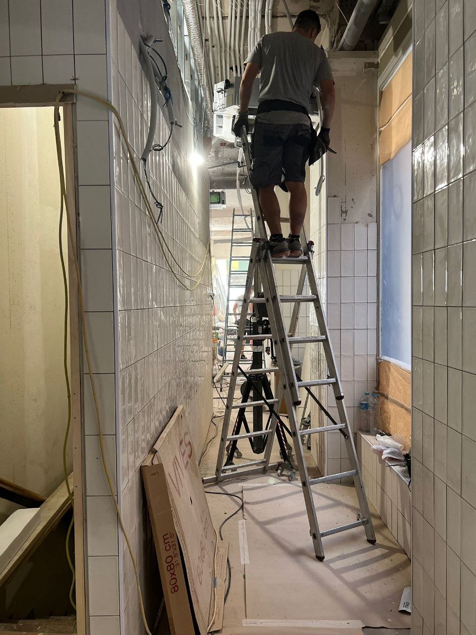 Empresa de reformas integrales en Valencia. Transformamos viviendas y locales con diseños modernos, materiales de calidad y un servicio profesional de principio a fin.