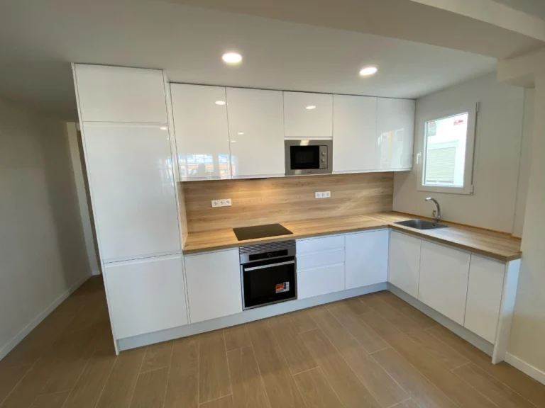 Empresa de reformas integrales en Valencia. Transformamos viviendas y locales con diseños modernos, materiales de calidad y un servicio profesional de principio a fin.