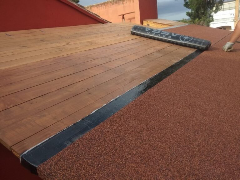 Terraza acabada con tarima de madera y cubierta impermeabilizada
