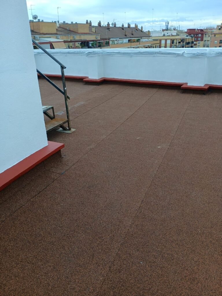 Terraza reformada con acceso por escalera y barandilla metálica