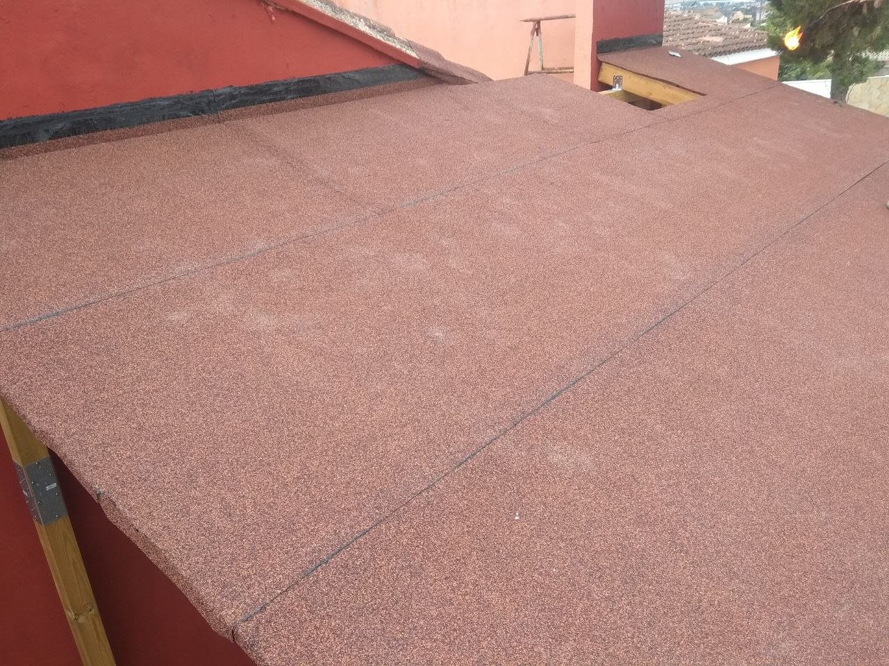 Cubierta reformada con acabado continuo y remate perimetral