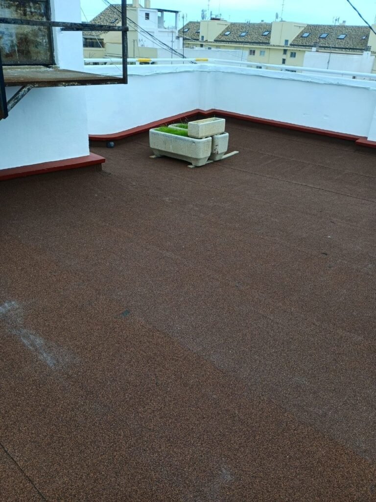 Terraza impermeabilizada y acabada con pavimento continuo tras la reforma