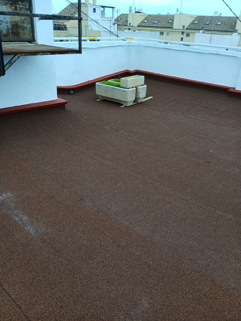 Terraza impermeabilizada y acabada con pavimento continuo tras la reforma