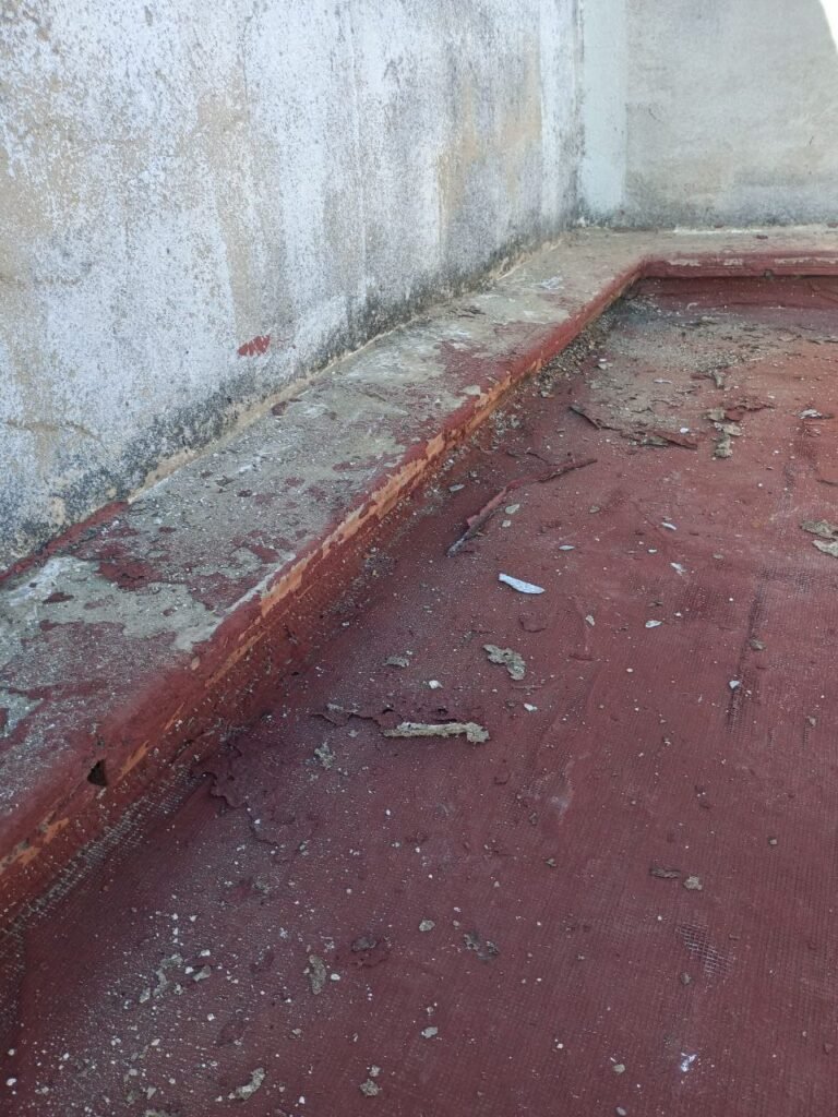 Estado previo del pavimento de una terraza con la tela asfáltica levantada