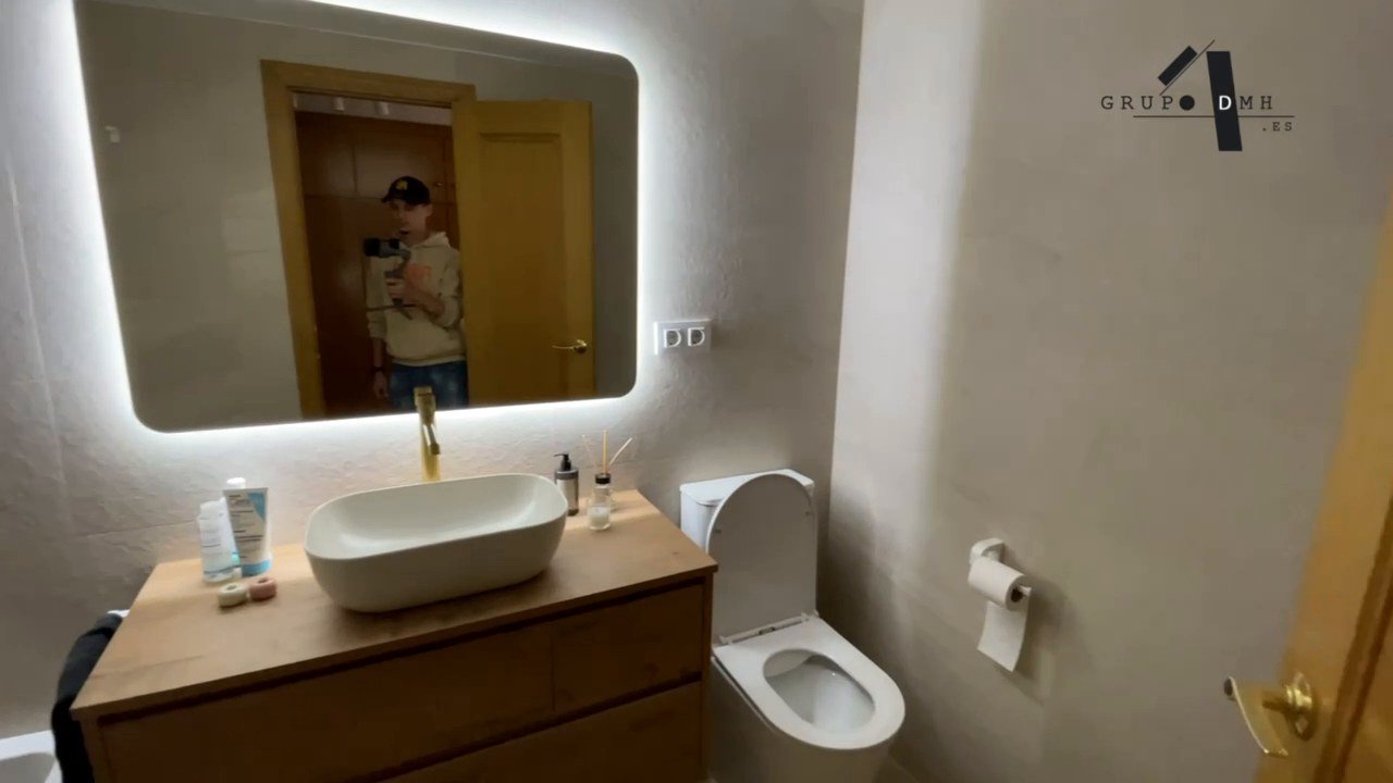 Baño reformado con espejo retroiluminado LED en Valencia