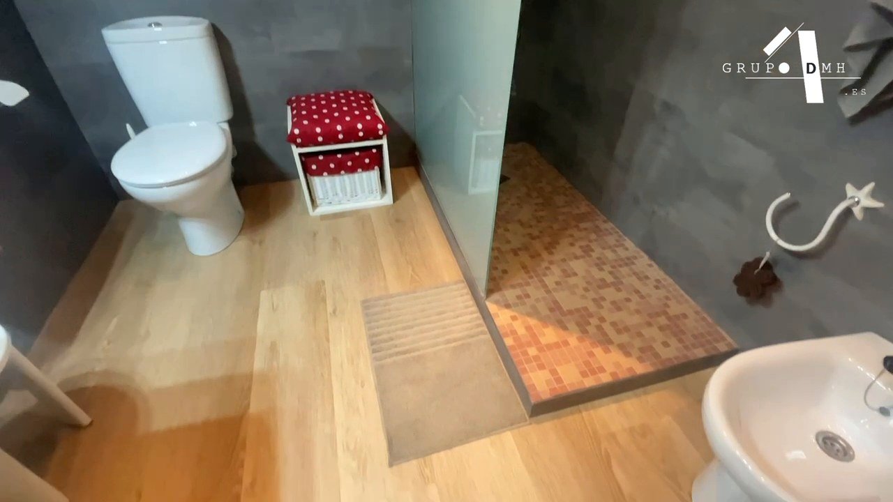 Baño reformado con suelo de madera en Valencia