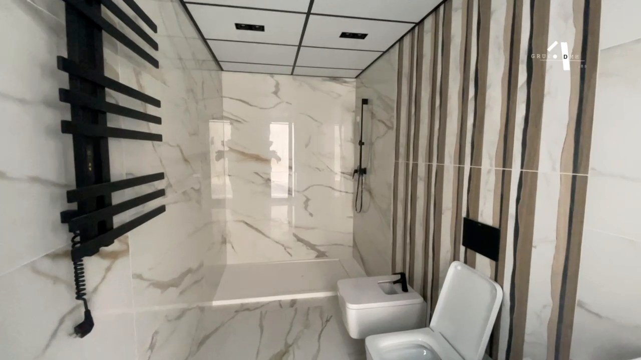 Baño de mármol en una reforma de alta calidad en Valencia