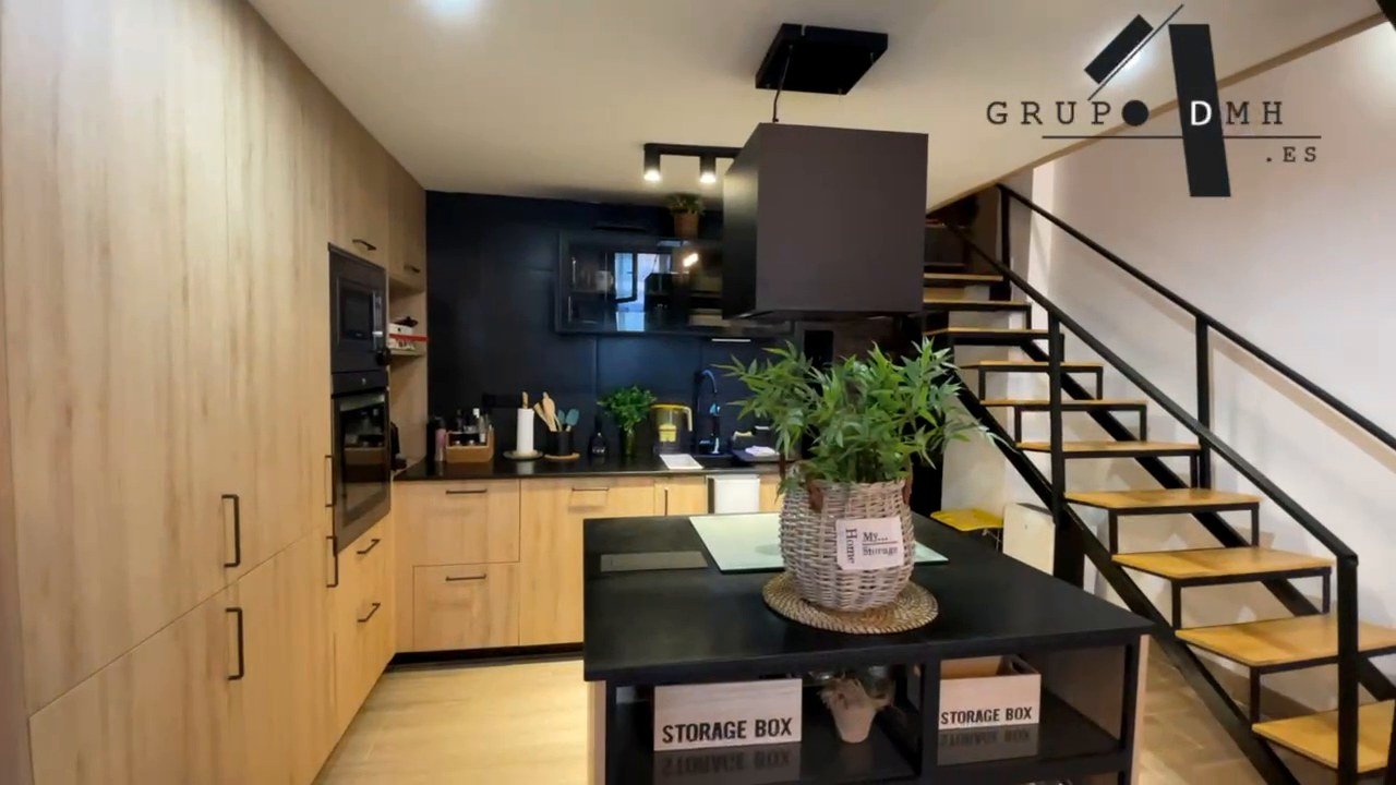 Cocina negra moderna reformada en Valencia