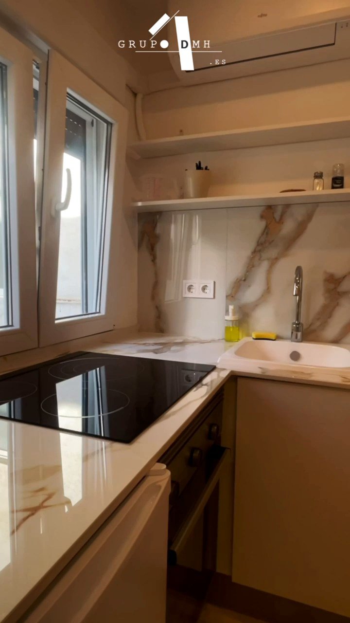 Cocina pequeña reformada en un piso de Valencia