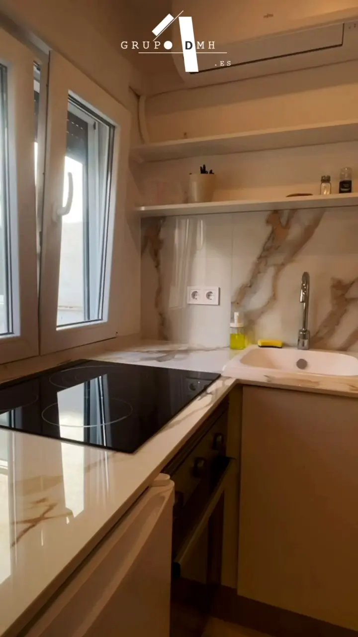 Cocina pequeña reformada en un piso de Valencia