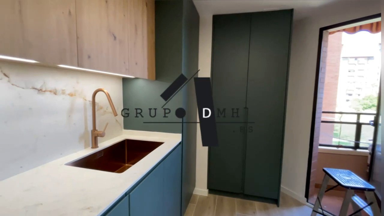 Cocina verde con encimera de mármol en Valencia