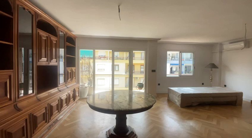 Dormitorio con armarios de madera a medida en Valencia