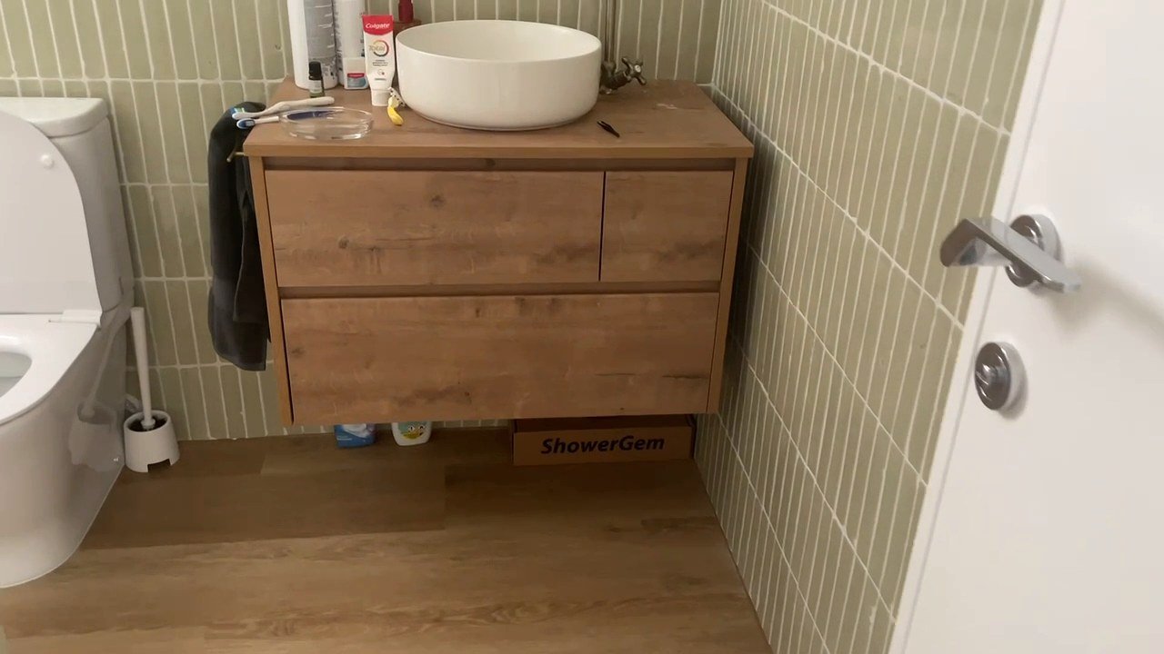 Mueble de baño de madera en una reforma en Valencia