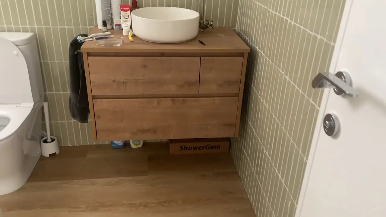Mueble de baño de madera en una reforma en Valencia