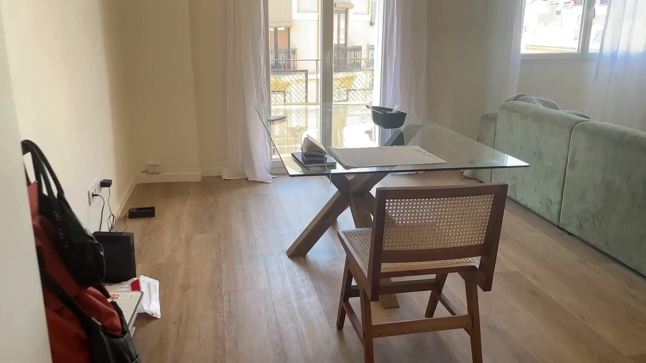 Salón reformado con suelo de madera en Valencia